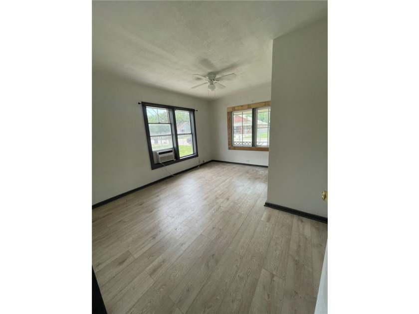 Make this warm, cozy, two bedroom, one-bath, with a study/den - photo 9