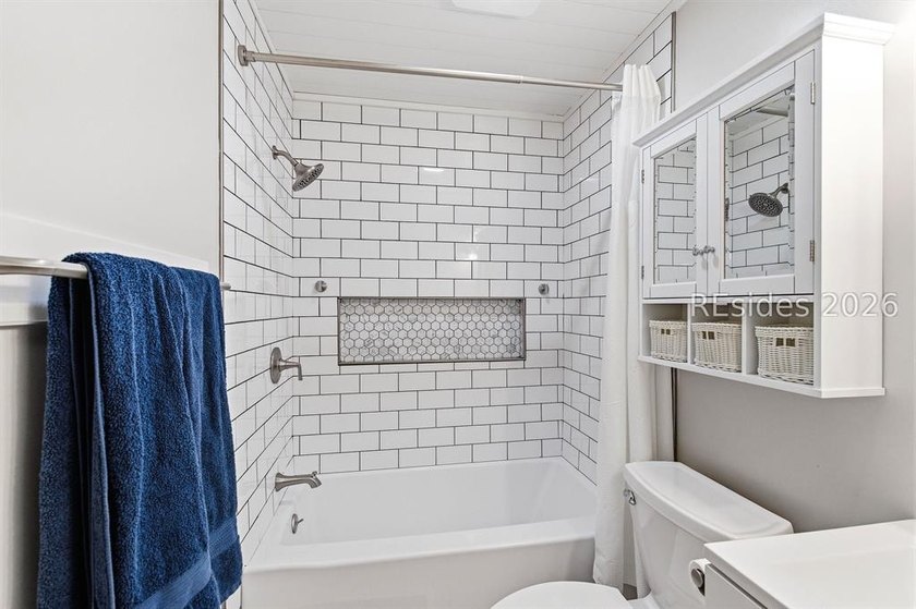 NO HOA! Spacious and inviting 4-bedroom, 2-bath brick home - photo 18
