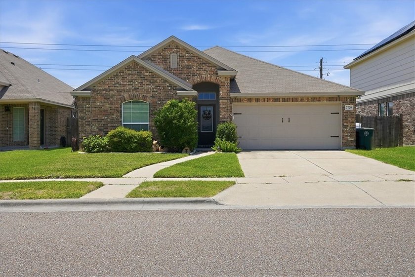 Impeccably maintained 2013 home that perfectly balances modern - photo 2