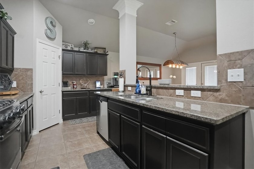 Impeccably maintained 2013 home that perfectly balances modern - photo 4