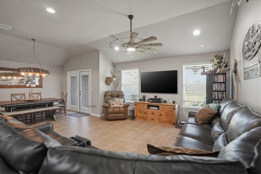 Impeccably maintained 2013 home that perfectly balances modern - photo 8