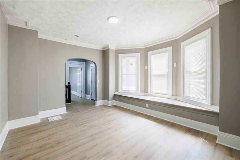 Spacious duplex offering a great opportunity for both - photo 3