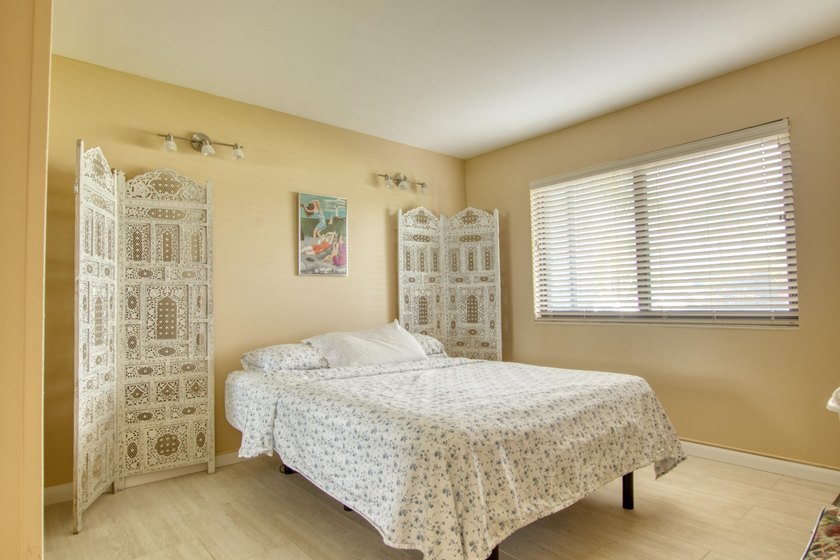 HUGE FIRST FLOOR 2/2 CONDO with a den that can be converted into - photo 12