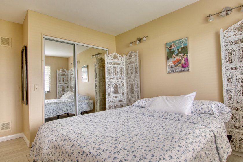 HUGE FIRST FLOOR 2/2 CONDO with a den that can be converted into - photo 13