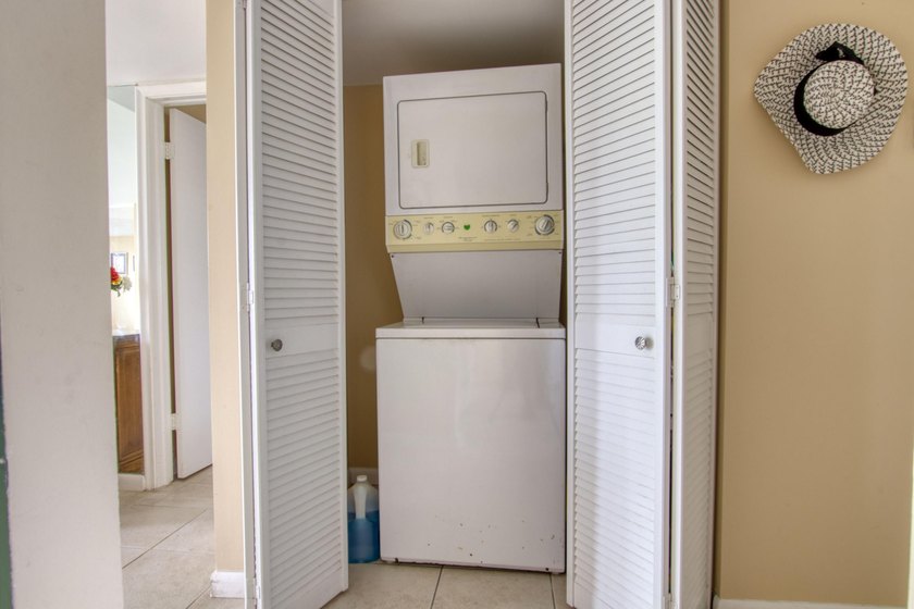 HUGE FIRST FLOOR 2/2 CONDO with a den that can be converted into - photo 15