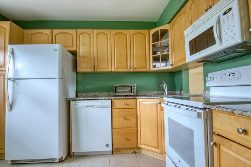 HUGE FIRST FLOOR 2/2 CONDO with a den that can be converted into - photo 16