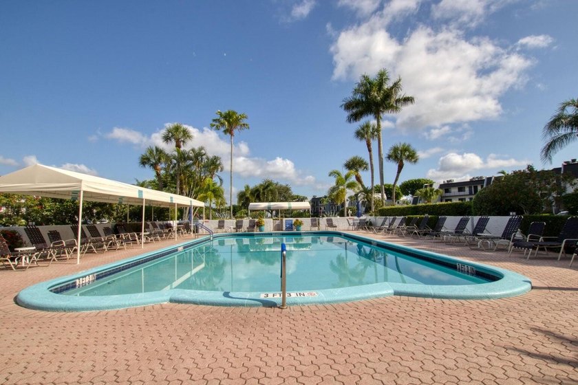 HUGE FIRST FLOOR 2/2 CONDO with a den that can be converted into - photo 20