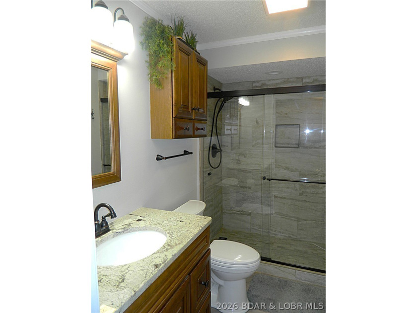 Welcome to your ultimate lake retreat! This stunning 3-bedroom - photo 13