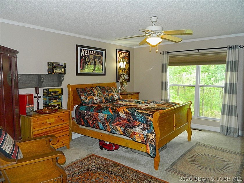 Welcome to your ultimate lake retreat! This stunning 3-bedroom - photo 16