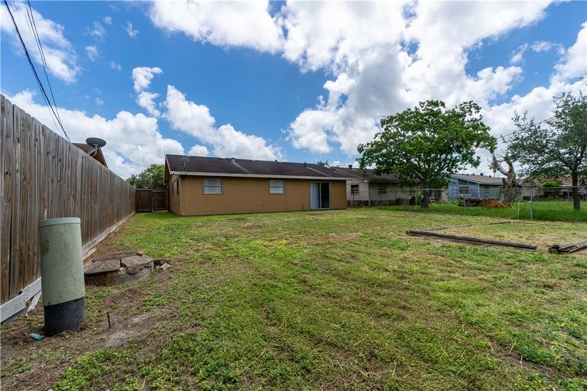 Motivated Seller! Charming 3-bedroom Corpus Christi home with a - photo 16