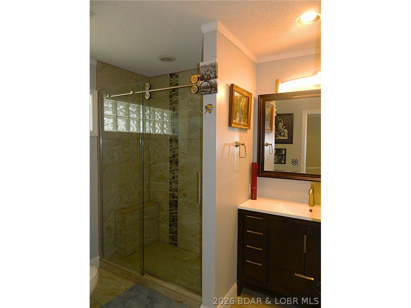 Welcome to your ultimate lake retreat! This stunning 3-bedroom - photo 17