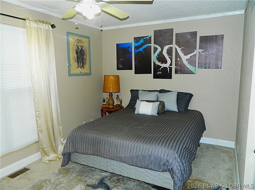Welcome to your ultimate lake retreat! This stunning 3-bedroom - photo 18