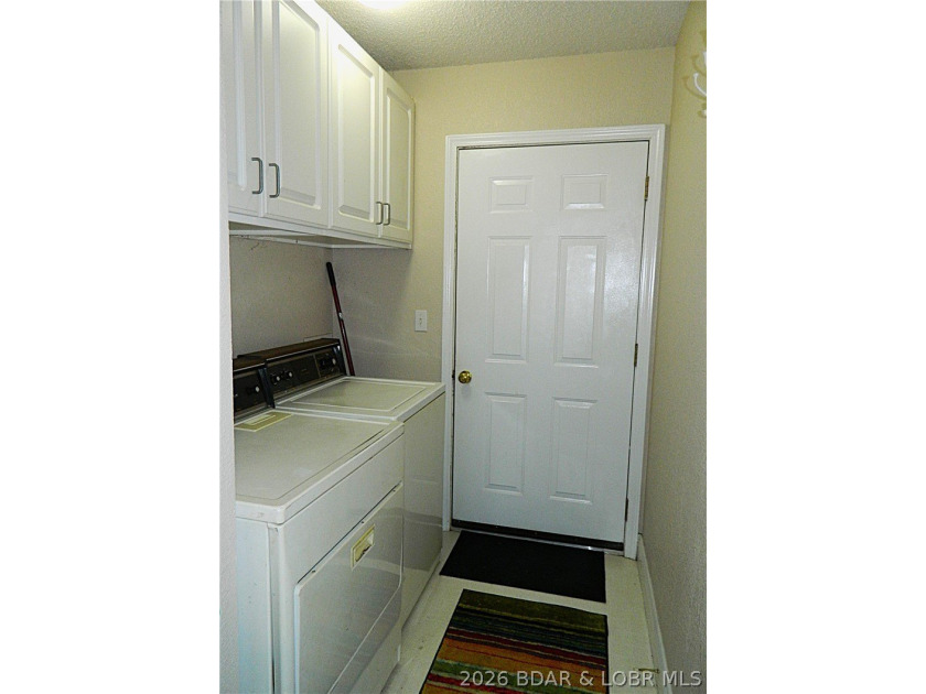 Welcome to your ultimate lake retreat! This stunning 3-bedroom - photo 19