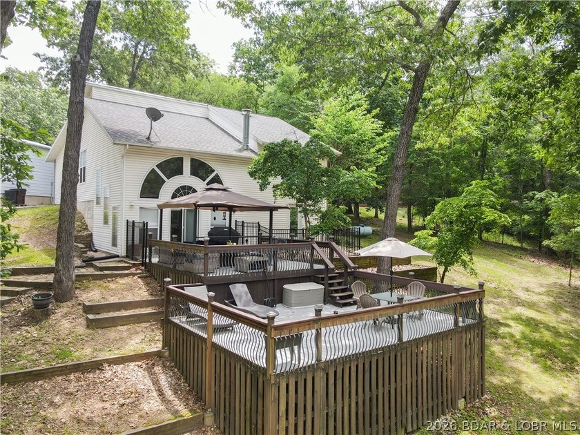Welcome to your ultimate lake retreat! This stunning 3-bedroom - photo 20
