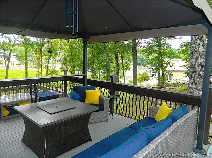 Welcome to your ultimate lake retreat! This stunning 3-bedroom - photo 21