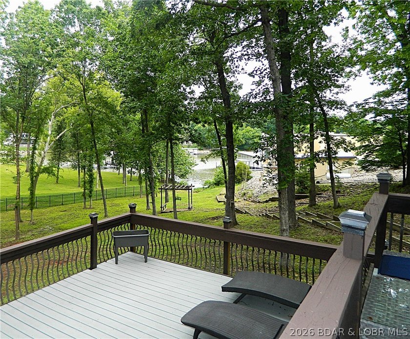 Welcome to your ultimate lake retreat! This stunning 3-bedroom - photo 25
