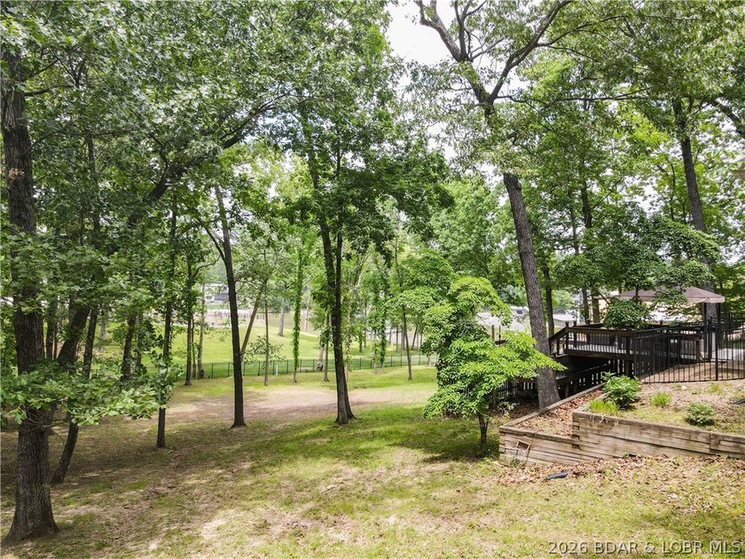Welcome to your ultimate lake retreat! This stunning 3-bedroom - photo 27