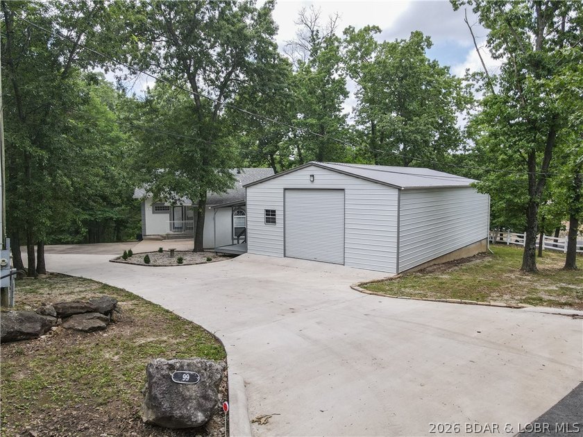 Welcome to your ultimate lake retreat! This stunning 3-bedroom - photo 30