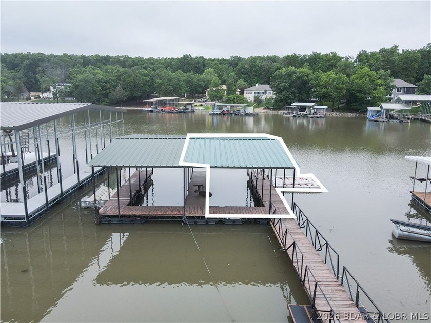 Welcome to your ultimate lake retreat! This stunning 3-bedroom - photo 34