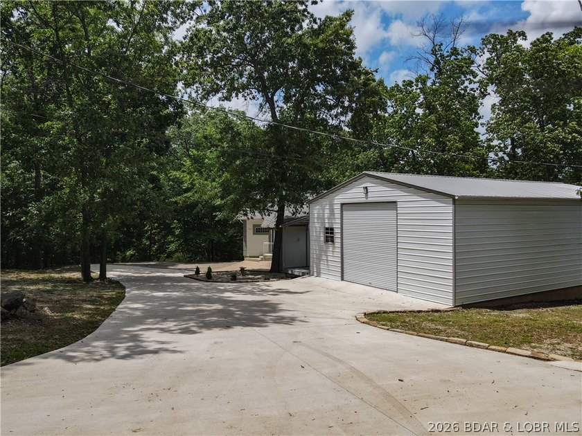 Welcome to your ultimate lake retreat! This stunning 3-bedroom - photo 35