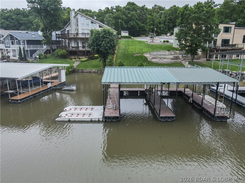 Welcome to your ultimate lake retreat! This stunning 3-bedroom - photo 36