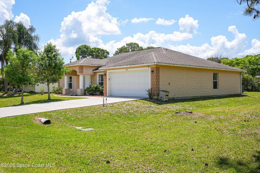 MotiOpen, airy, and move-in ready--with a flexible layout and - photo 2