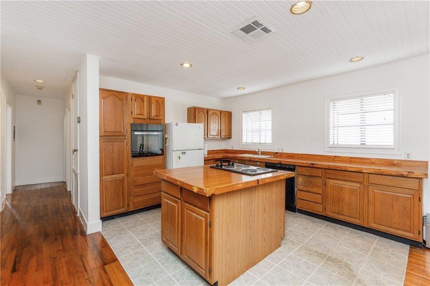 Located in the charming Del Mar historic subdivision you will - photo 8