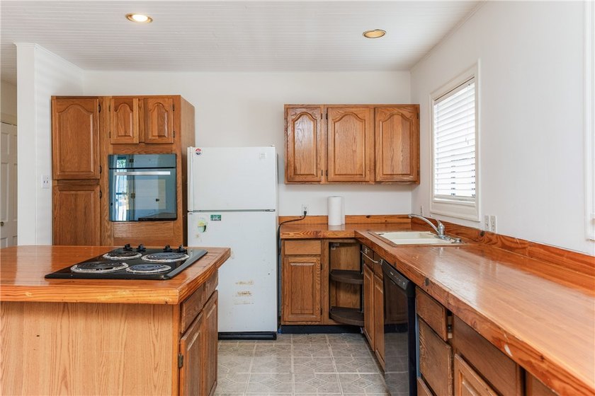 Located in the charming Del Mar historic subdivision you will - photo 9