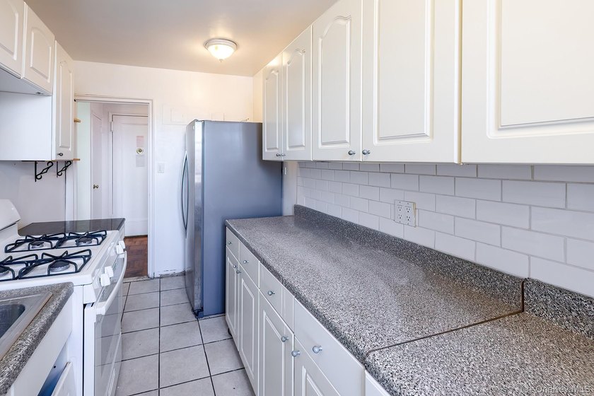 2 Bedroom conveniently located in Spuyten Duyvil. Windowed - photo 8
