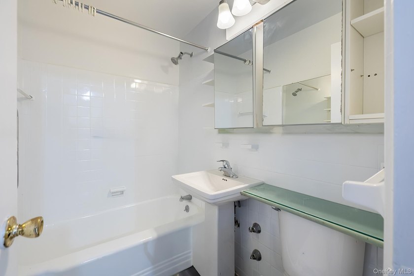 2 Bedroom conveniently located in Spuyten Duyvil. Windowed - photo 10
