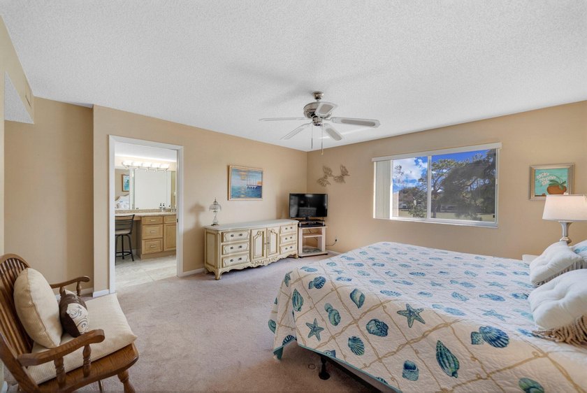 With Lake &amp; Golf views... this corner 3 bdrm, 2 bath condo in - photo 23