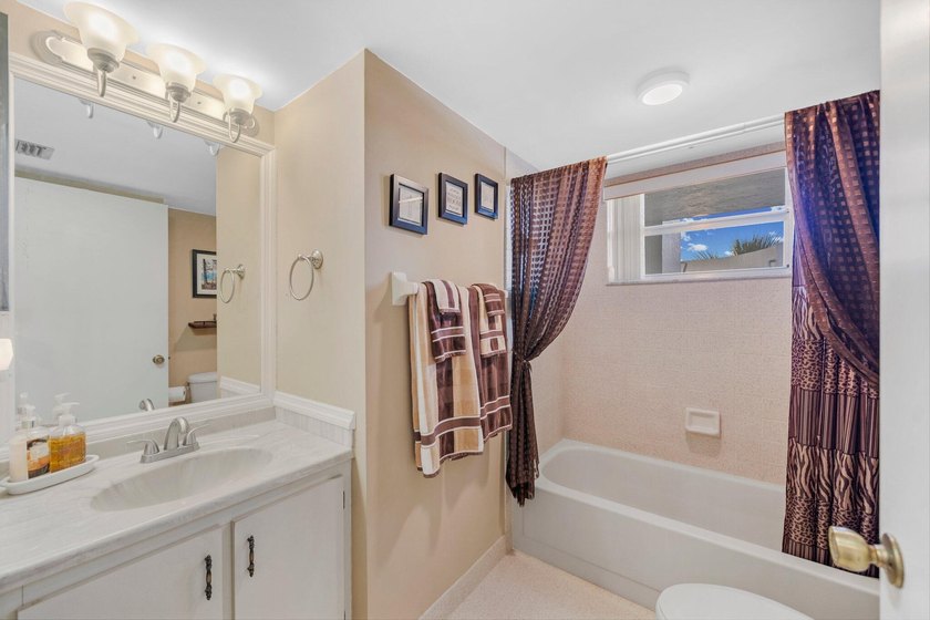 With Lake &amp; Golf views... this corner 3 bdrm, 2 bath condo in - photo 27