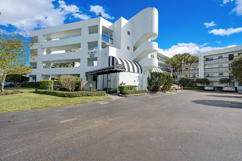 With Lake &amp; Golf views... this corner 3 bdrm, 2 bath condo in - photo 30