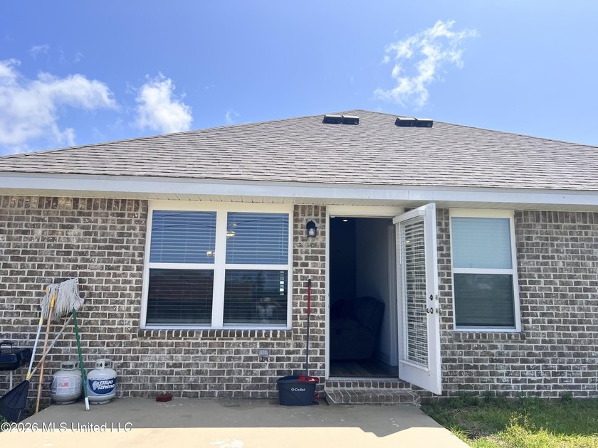 Beautiful all-brick 4-bedroom, 2-bath home that feels like - photo 33