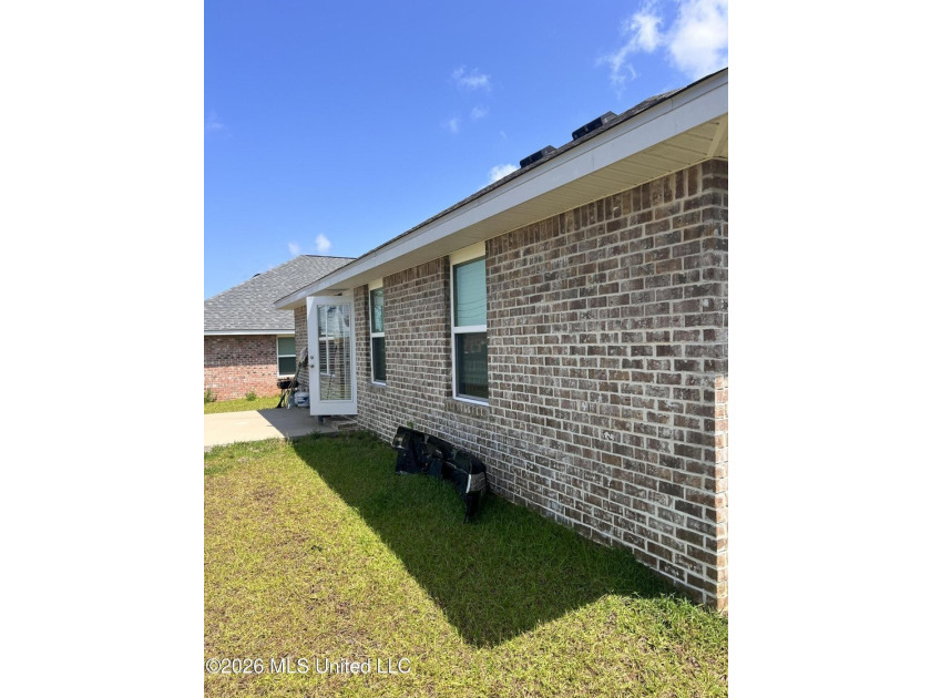 Beautiful all-brick 4-bedroom, 2-bath home that feels like - photo 38