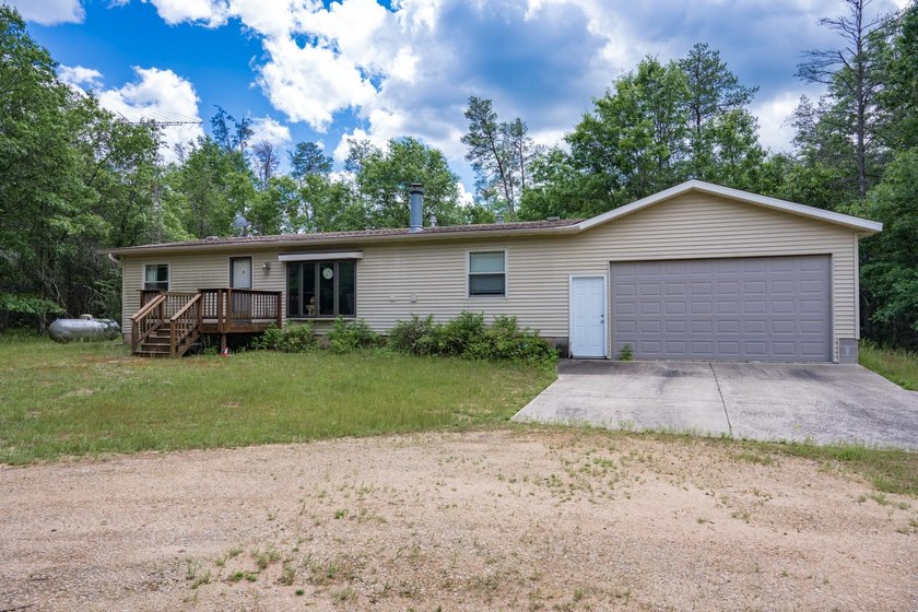 Spacious home on 5 private, quiet acres near Castle Rock Lake - photo 37