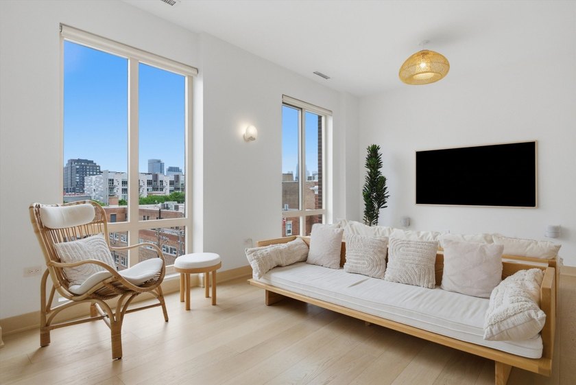 Beautifully designed 3-bedroom + den, 3.1-bath corner residence - photo 4