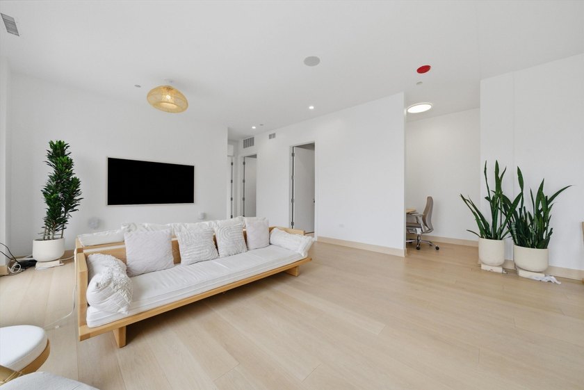 Beautifully designed 3-bedroom + den, 3.1-bath corner residence - photo 5