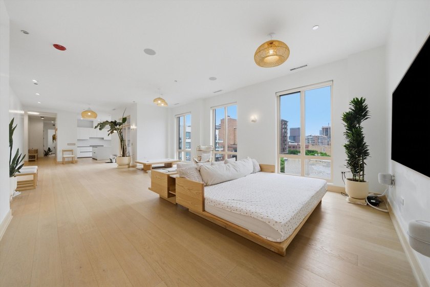 Beautifully designed 3-bedroom + den, 3.1-bath corner residence - photo 8