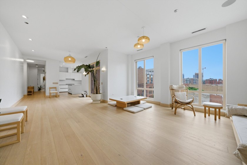 Beautifully designed 3-bedroom + den, 3.1-bath corner residence - photo 9