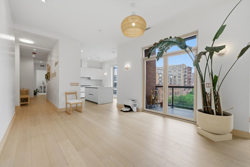 Beautifully designed 3-bedroom + den, 3.1-bath corner residence - photo 10