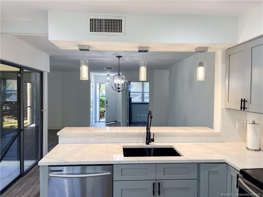 NO REMODELED UNIT HAS SOLD FOR THIS AMOUNT IN 5-6 YEARS.THIS - photo 15