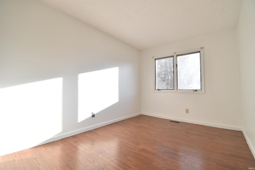 Highly desirable end-unit condo in Waters Edge II at The Pointe - photo 18