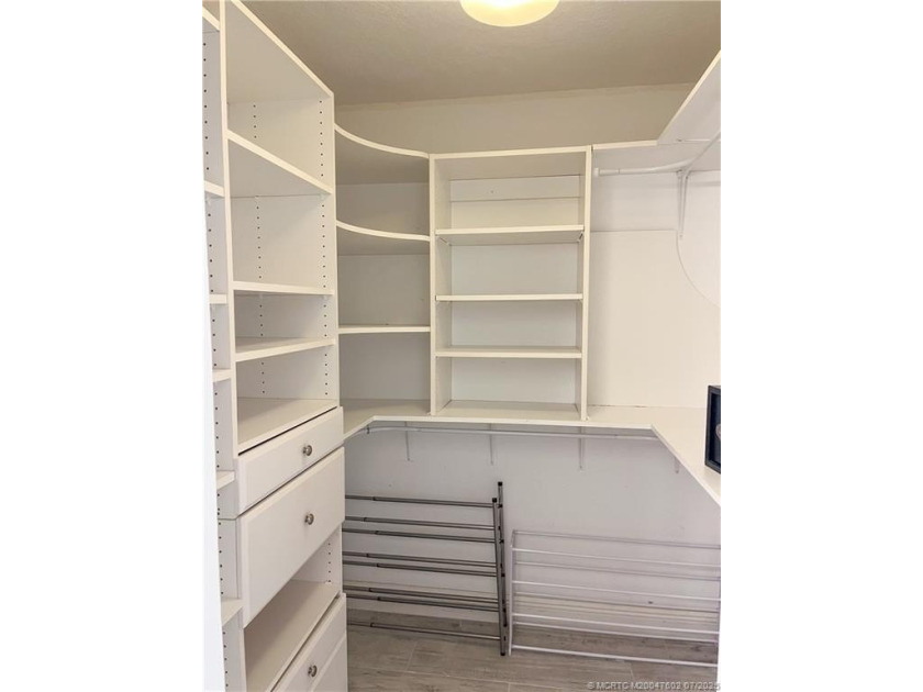 NO REMODELED UNIT HAS SOLD FOR THIS AMOUNT IN 5-6 YEARS.THIS - photo 28