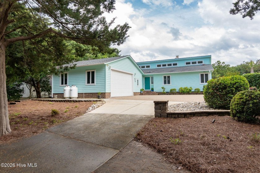 Welcome to waterfront living in the heart of Pine Knoll Shores! - photo 3