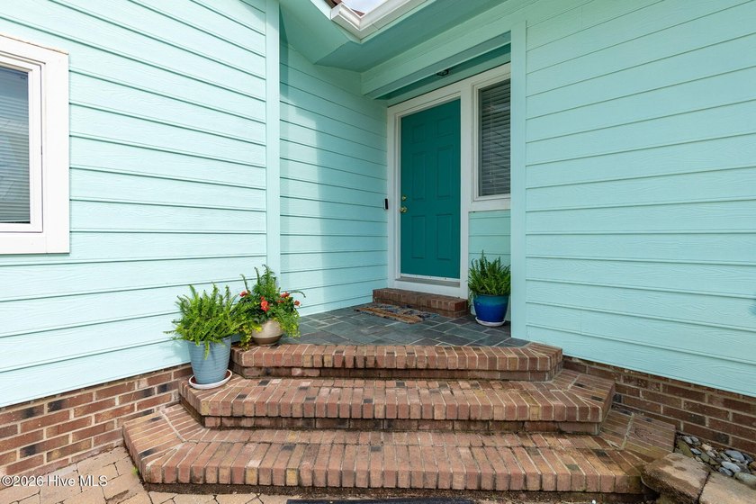 Welcome to waterfront living in the heart of Pine Knoll Shores! - photo 5