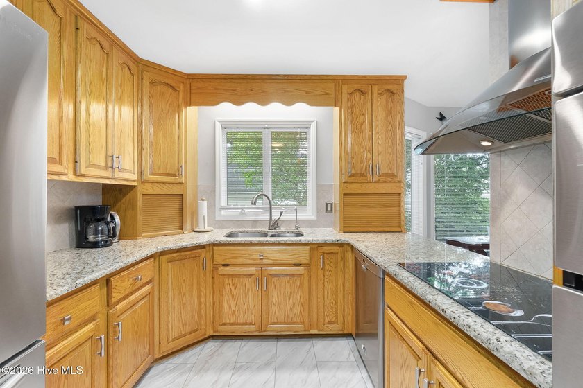 Welcome to waterfront living in the heart of Pine Knoll Shores! - photo 7