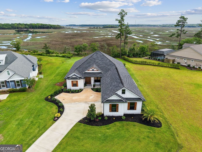 SHOWING LIKE A MODEL HOME, this exceptional custom-built - photo 2