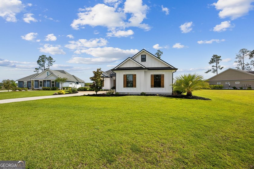 SHOWING LIKE A MODEL HOME, this exceptional custom-built - photo 4