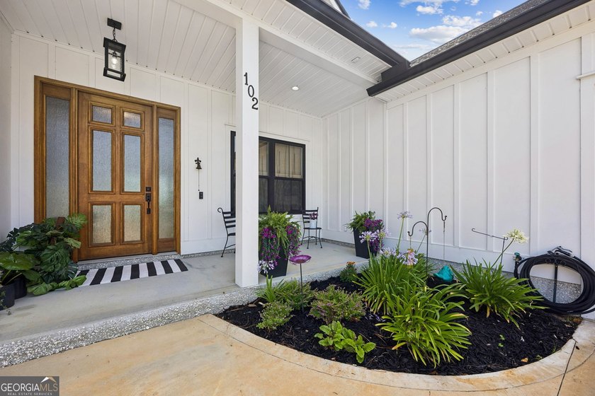 SHOWING LIKE A MODEL HOME, this exceptional custom-built - photo 6